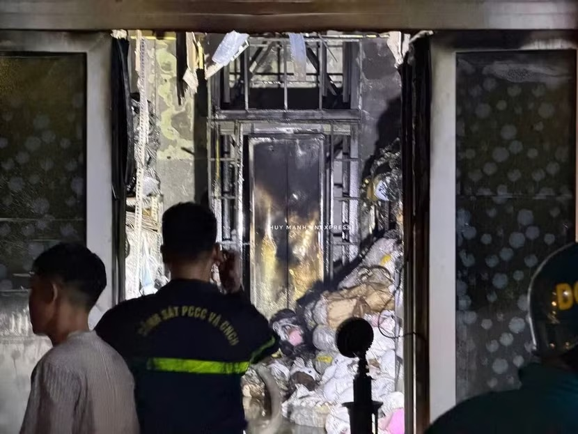 Nhanh chóng dập tắt đám cháy nhà dân ở Hà Nội, đưa 5 người ra ngoài an toàn